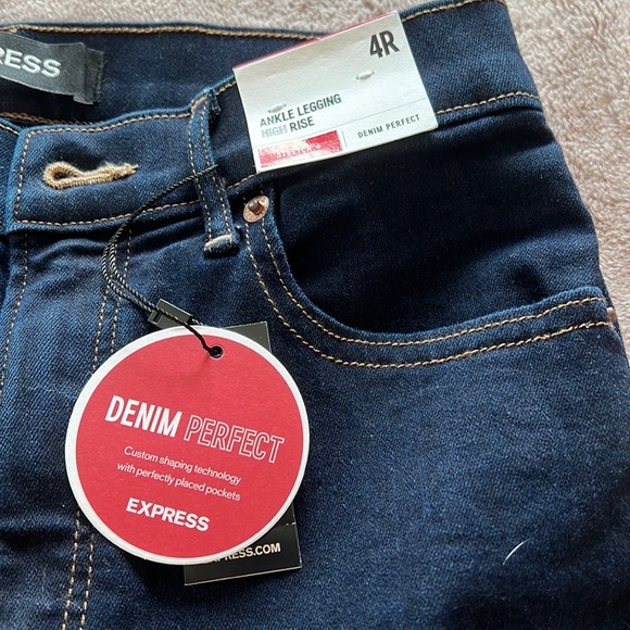 Express ankle high rise legging jeans. Dark wash. Size 4R. NWT. - Picture 3 of 5